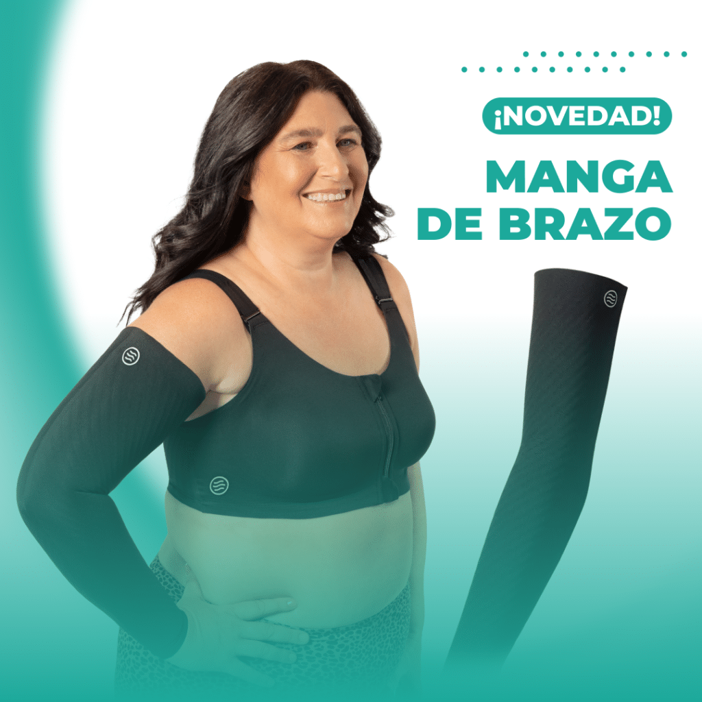 Mujer sonriente con manga de brazo